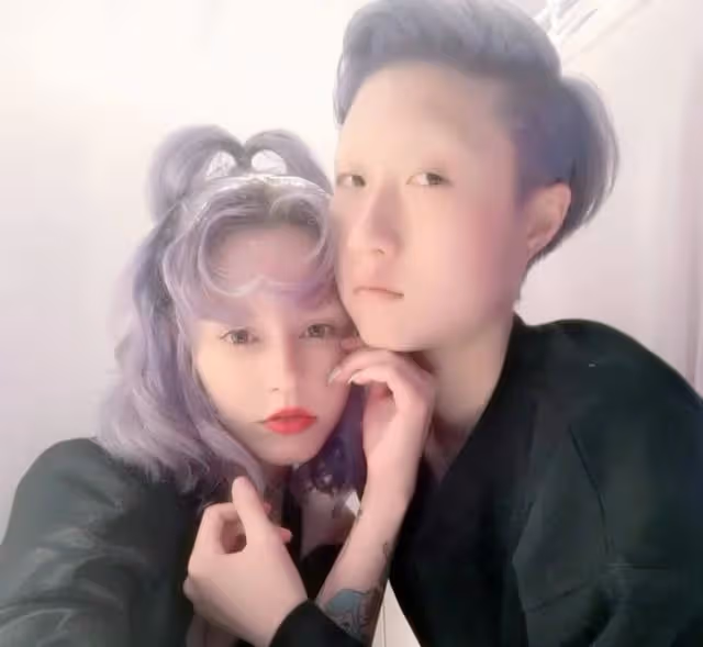 令人擔心!知名港星女兒被拍多倫多街頭領免費食物,被指像流浪漢