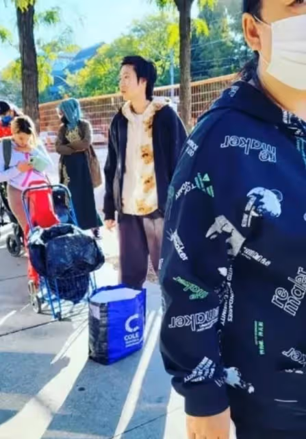 令人擔心!知名港星女兒被拍多倫多街頭領免費食物,被指像流浪漢