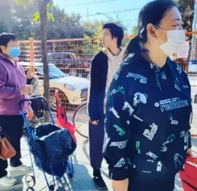 令人擔心!知名港星女兒被拍多倫多街頭領免費食物,被指像流浪漢