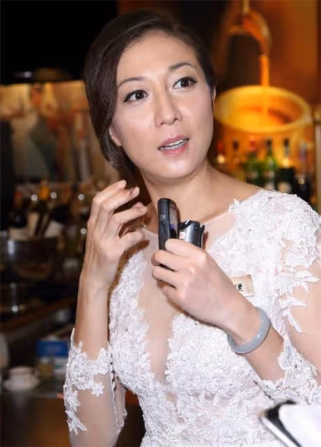 令人擔心!知名港星女兒被拍多倫多街頭領免費食物,被指像流浪漢