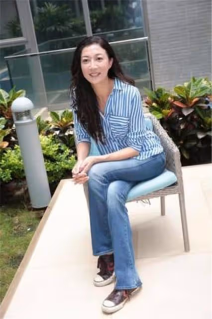 令人擔心!知名港星女兒被拍多倫多街頭領免費食物,被指像流浪漢