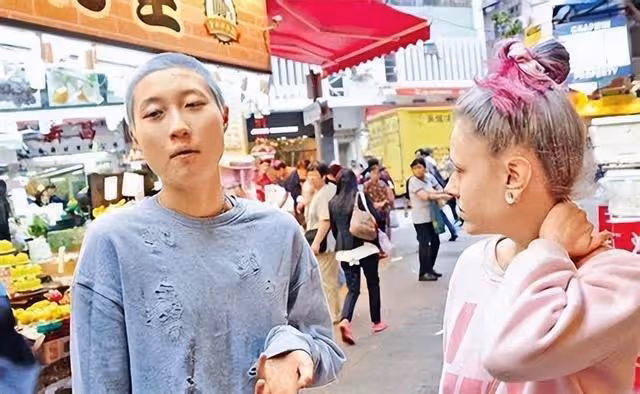 令人擔心!知名港星女兒被拍多倫多街頭領免費食物,被指像流浪漢