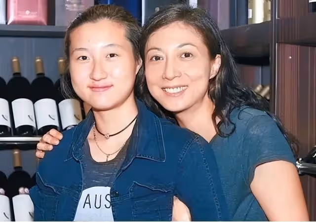 令人擔心!知名港星女兒被拍多倫多街頭領免費食物,被指像流浪漢