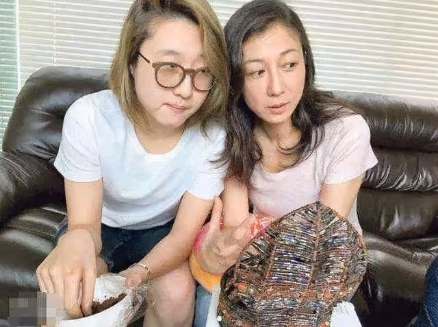 令人擔心!知名港星女兒被拍多倫多街頭領免費食物,被指像流浪漢