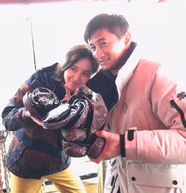 吳奇隆「寵妻人設」永不倒！細心照顧劉詩詩母子，3歲步步在媽媽懷里顯乖巧
