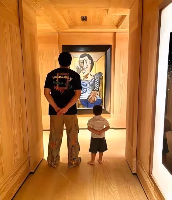周杰倫罕曬兒子近況！帶5歲羅密歐賞畫，長高不少令人矚目，被贊是未來藝術家