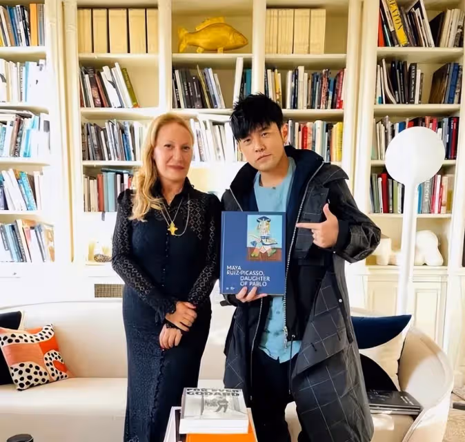 周杰倫罕曬兒子近況！帶5歲羅密歐賞畫，長高不少令人矚目，被贊是未來藝術家