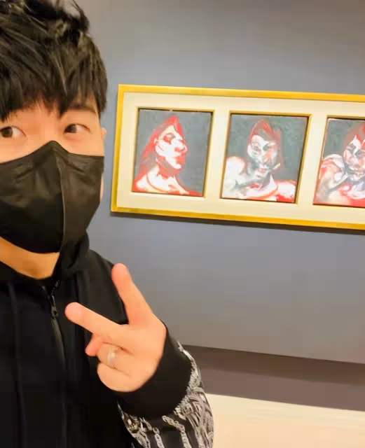 周杰倫罕曬兒子近況！帶5歲羅密歐賞畫，長高不少令人矚目，被贊是未來藝術家
