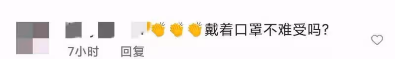 42歲容祖兒空中做瑜伽，性感小蠻腰，戴著口罩玩高難度動作