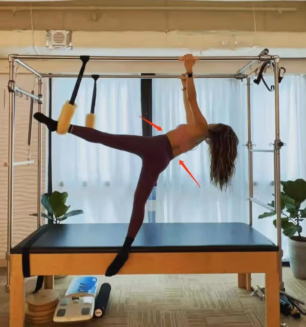 42歲容祖兒空中做瑜伽，性感小蠻腰，戴著口罩玩高難度動作