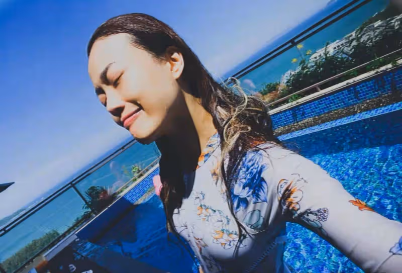 42歲容祖兒空中做瑜伽，性感小蠻腰，戴著口罩玩高難度動作
