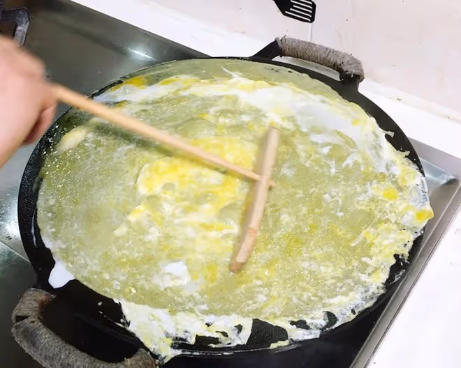 天津傳統小吃——煎餅果子 在家也能攤 早餐更豐富