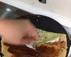 天津傳統小吃——煎餅果子 在家也能攤 早餐更豐富