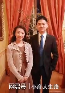 劉強東和舊愛再度同框，女方落落大方，劉強東雙手插兜疑似避嫌！
