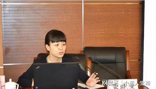 劉強東和舊愛再度同框，女方落落大方，劉強東雙手插兜疑似避嫌！