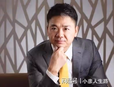 劉強東和舊愛再度同框，女方落落大方，劉強東雙手插兜疑似避嫌！