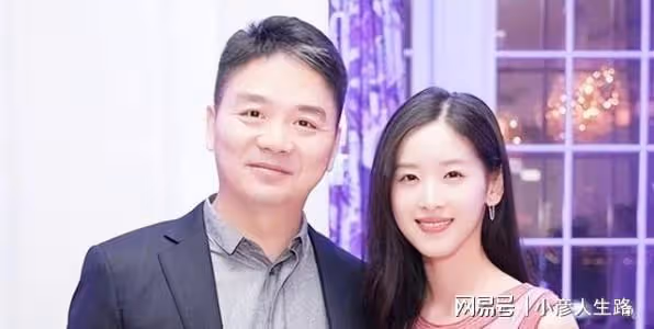劉強東和舊愛再度同框，女方落落大方，劉強東雙手插兜疑似避嫌！