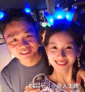 劉強東和舊愛再度同框，女方落落大方，劉強東雙手插兜疑似避嫌！