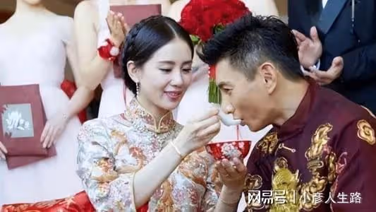 吳奇隆一家三口深夜聚餐，劉詩詩全程抱娃不撒手，3歲步步超乖巧
