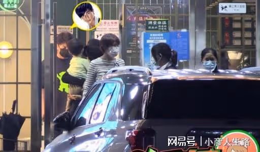吳奇隆一家三口深夜聚餐，劉詩詩全程抱娃不撒手，3歲步步超乖巧