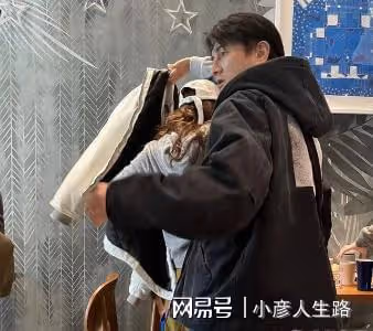 吳奇隆一家三口深夜聚餐，劉詩詩全程抱娃不撒手，3歲步步超乖巧