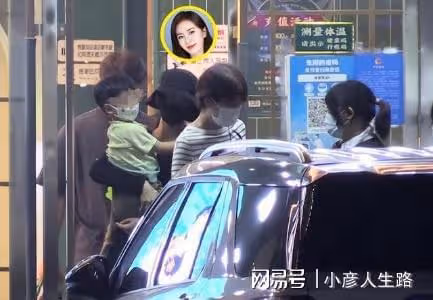吳奇隆一家三口深夜聚餐，劉詩詩全程抱娃不撒手，3歲步步超乖巧