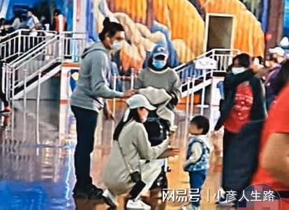 吳奇隆一家三口深夜聚餐，劉詩詩全程抱娃不撒手，3歲步步超乖巧