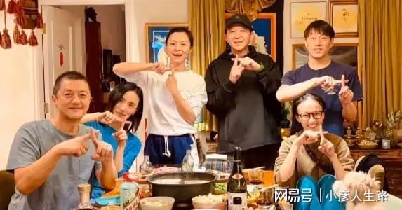 50歲李亞鵬攜嬌妻與友人聚餐!共祝萬里歸途大賣,對飲近五千茅台
