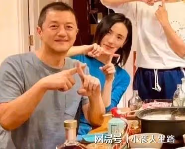 50歲李亞鵬攜嬌妻與友人聚餐!共祝萬里歸途大賣,對飲近五千茅台