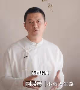 50歲李亞鵬攜嬌妻與友人聚餐！共祝萬里歸途大賣，對飲近五千茅台