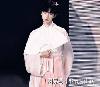 賀峻霖在垃圾桶旁玩自拍,襯衣竟然與垃圾桶撞色,說自己幹活去了