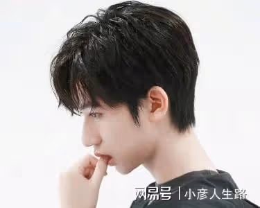 賀峻霖在垃圾桶旁玩自拍,襯衣竟然與垃圾桶撞色,說自己幹活去了