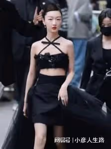 女星活動生圖:金晨裹包裝紙,娜扎勒著蚊帳布,張小斐高級感十足