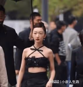 女星活動生圖:金晨裹包裝紙,娜扎勒著蚊帳布,張小斐高級感十足
