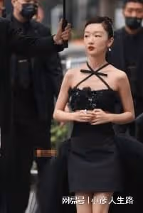 女星活動生圖:金晨裹包裝紙,娜扎勒著蚊帳布,張小斐高級感十足