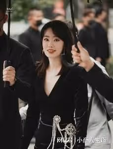 女星活動生圖:金晨裹包裝紙,娜扎勒著蚊帳布,張小斐高級感十足
