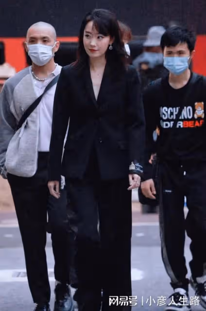 女星活動生圖:金晨裹包裝紙,娜扎勒著蚊帳布,張小斐高級感十足