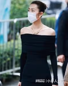 女星活動生圖:金晨裹包裝紙,娜扎勒著蚊帳布,張小斐高級感十足