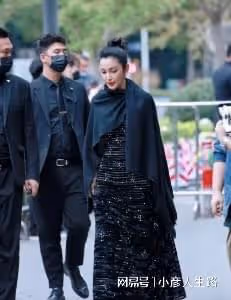 女星活動生圖:金晨裹包裝紙,娜扎勒著蚊帳布,張小斐高級感十足