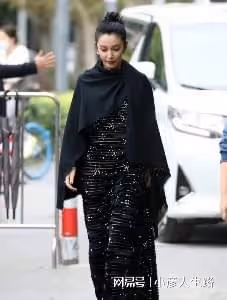 女星活動生圖:金晨裹包裝紙,娜扎勒著蚊帳布,張小斐高級感十足