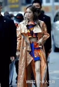 女星活動生圖:金晨裹包裝紙,娜扎勒著蚊帳布,張小斐高級感十足
