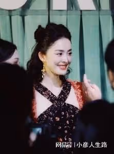 女星活動生圖:金晨裹包裝紙,娜扎勒著蚊帳布,張小斐高級感十足