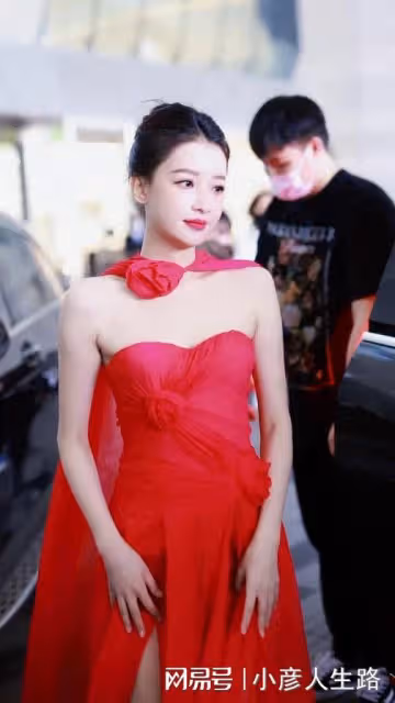 女星活動生圖:金晨裹包裝紙,娜扎勒著蚊帳布,張小斐高級感十足
