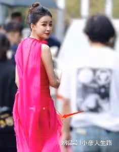 女星活動生圖:金晨裹包裝紙,娜扎勒著蚊帳布,張小斐高級感十足