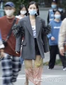 女星活動生圖:金晨裹包裝紙,娜扎勒著蚊帳布,張小斐高級感十足