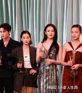 女星活動生圖:金晨裹包裝紙,娜扎勒著蚊帳布,張小斐高級感十足