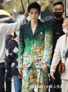 女星活動生圖:金晨裹包裝紙,娜扎勒著蚊帳布,張小斐高級感十足