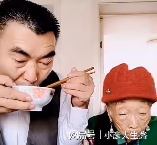 85歲馬玉琴去廣場跳舞,險被年輕小伙拖倒,網友:醜人多作怪