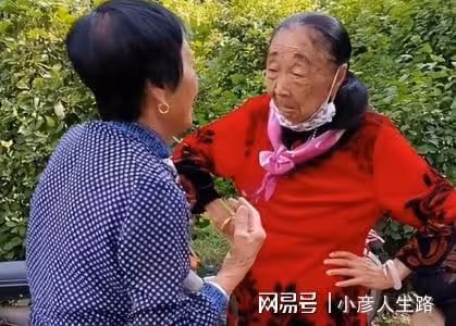 85歲馬玉琴去廣場跳舞,險被年輕小伙拖倒,網友:醜人多作怪