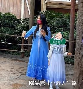 54歲伊能靜帶女兒游迪士尼!母女倆穿公主長裙,生圖被嘲腰粗體胖